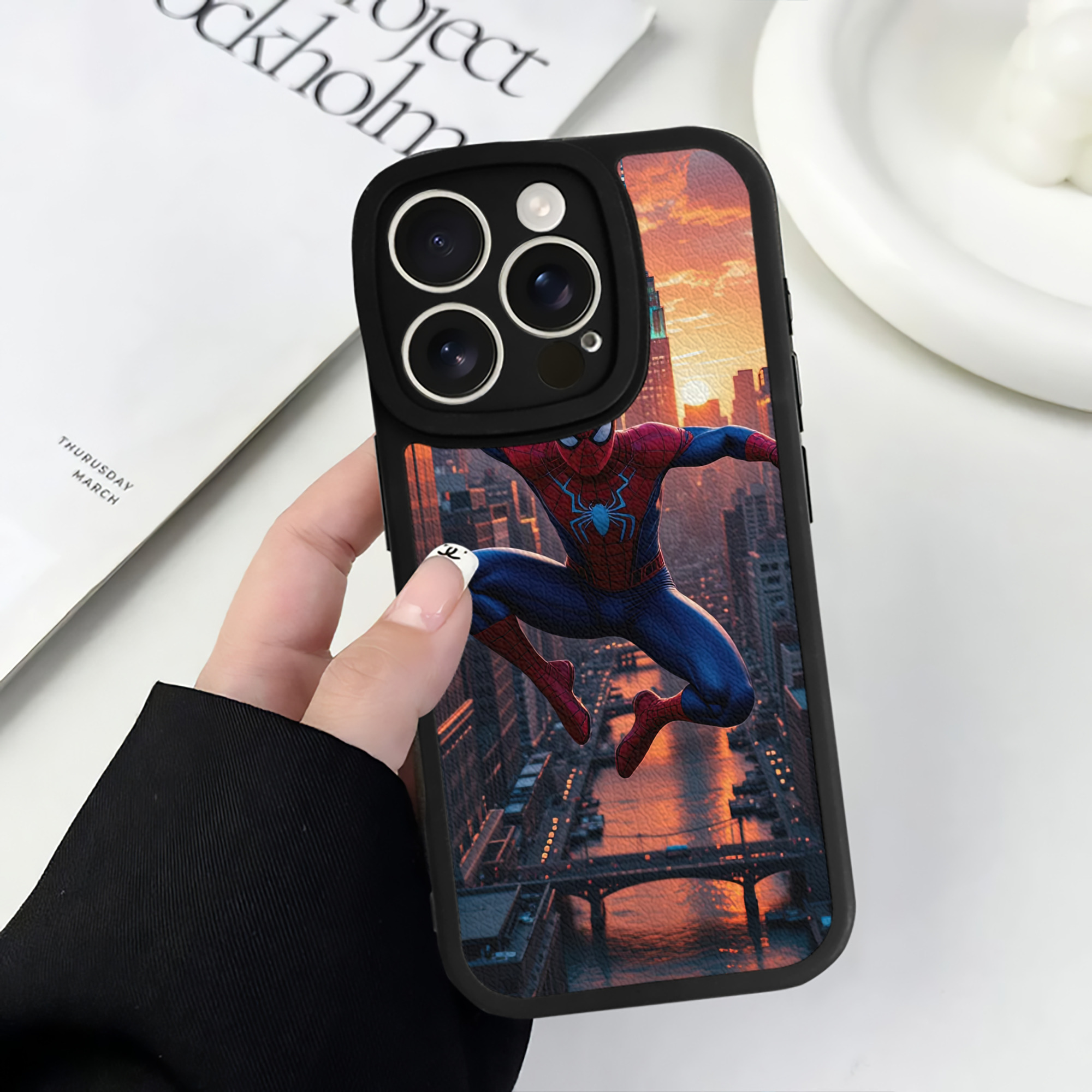 Spider Man スパイダーマン 【iPhone 16シリーズ対応】シリコンスマホケース（レザー調） 材質：シリコン